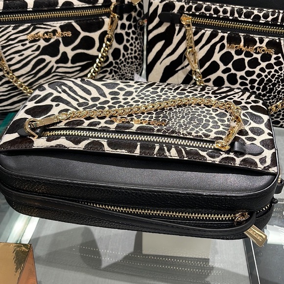 MICHAEL KORS JET SET LARGE EAST WEST ZIP POCKET CHAIN XBODY BLACK
NWT - Picture 13 of 16